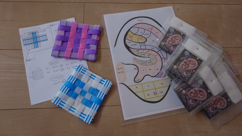 オリジナルコースター作り体験 セルフ耳つぼジュエリー体験｜ハピつく