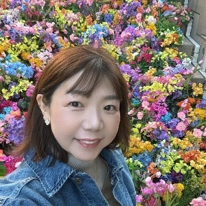 とみながせいな